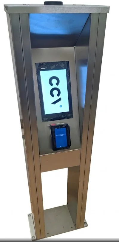 Bezahlterminal aus Edelstahl mit Touchdisplay und Kartenleser