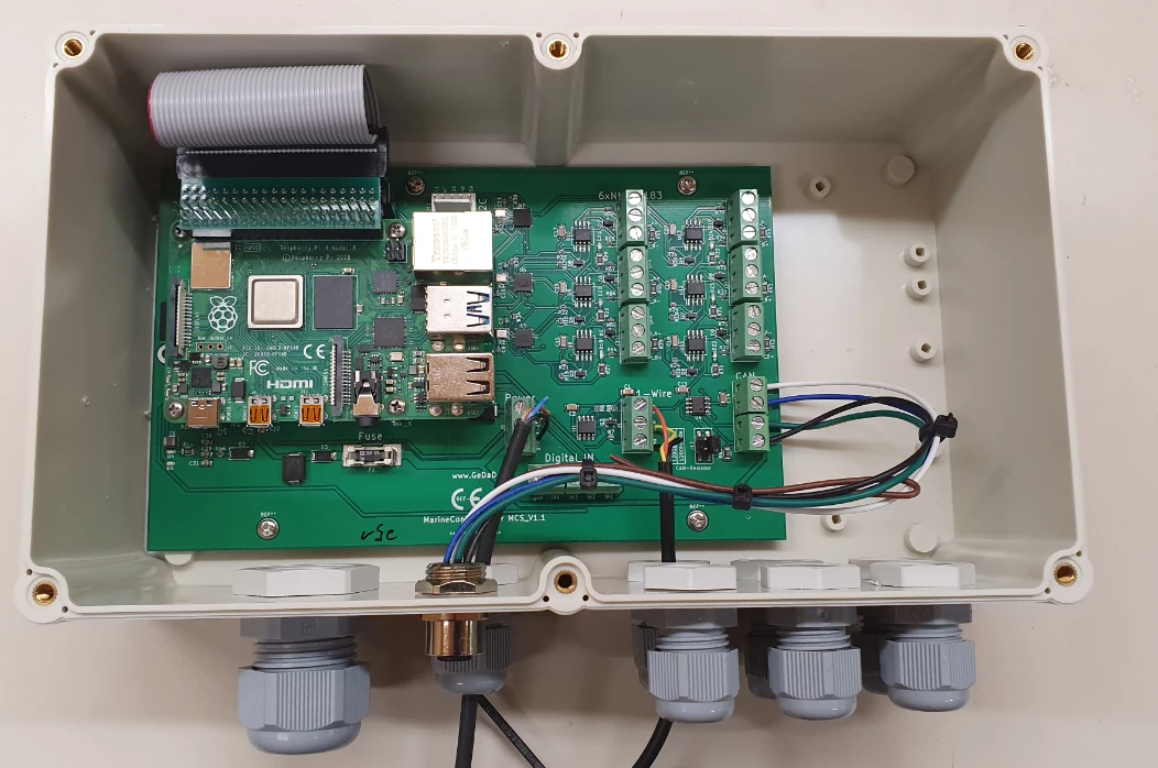 Aufgebauter Marine Control Server im Gehäuse mit Kabelverschraubungen