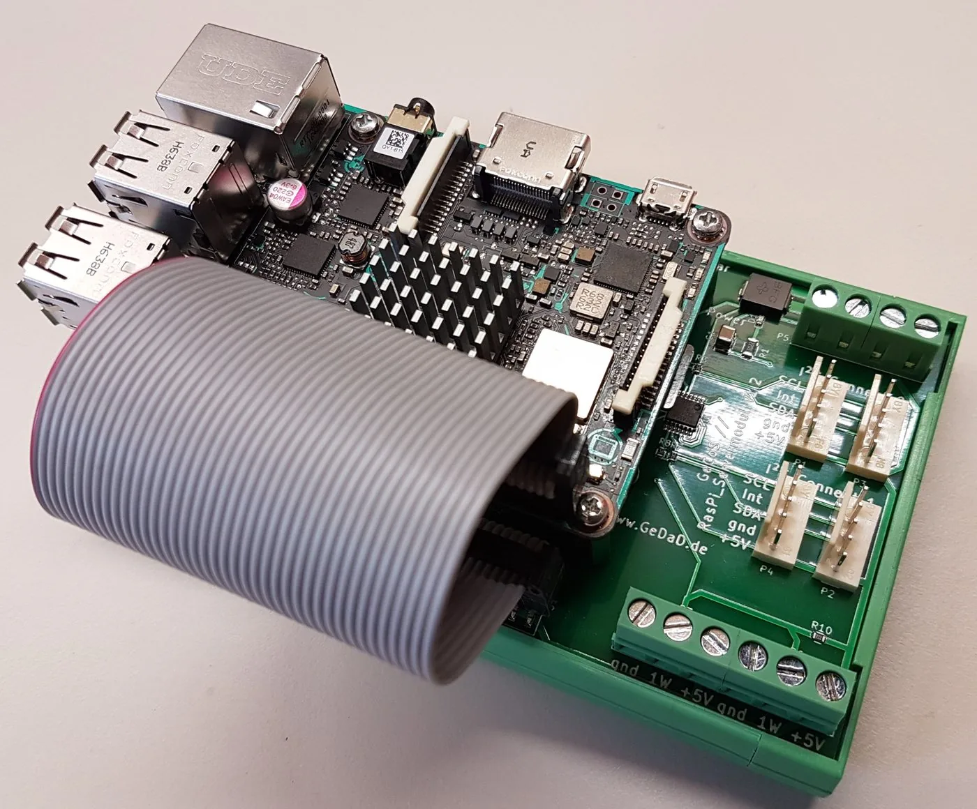 GeCoS Servermodul mit aufgestecktem Asus Tinker Board, verbunden über ein 40-poliges Flachbandkabel