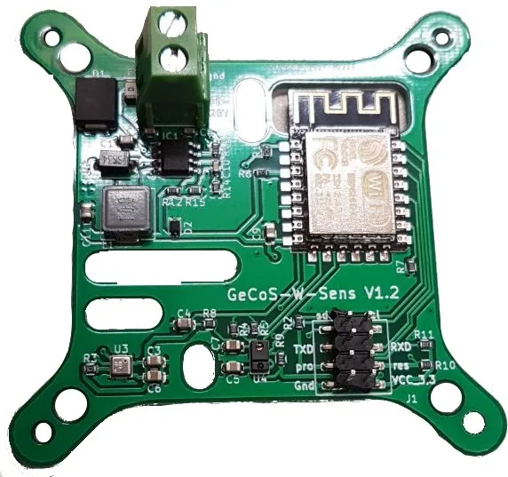 Bestückte Platine GeCoS-W-Sens V1.2: quadratische Leiterplatte mit Funkmodul, Schraubklemme für die Versorgung und vier Befestigungsohren für die Unterputzdose