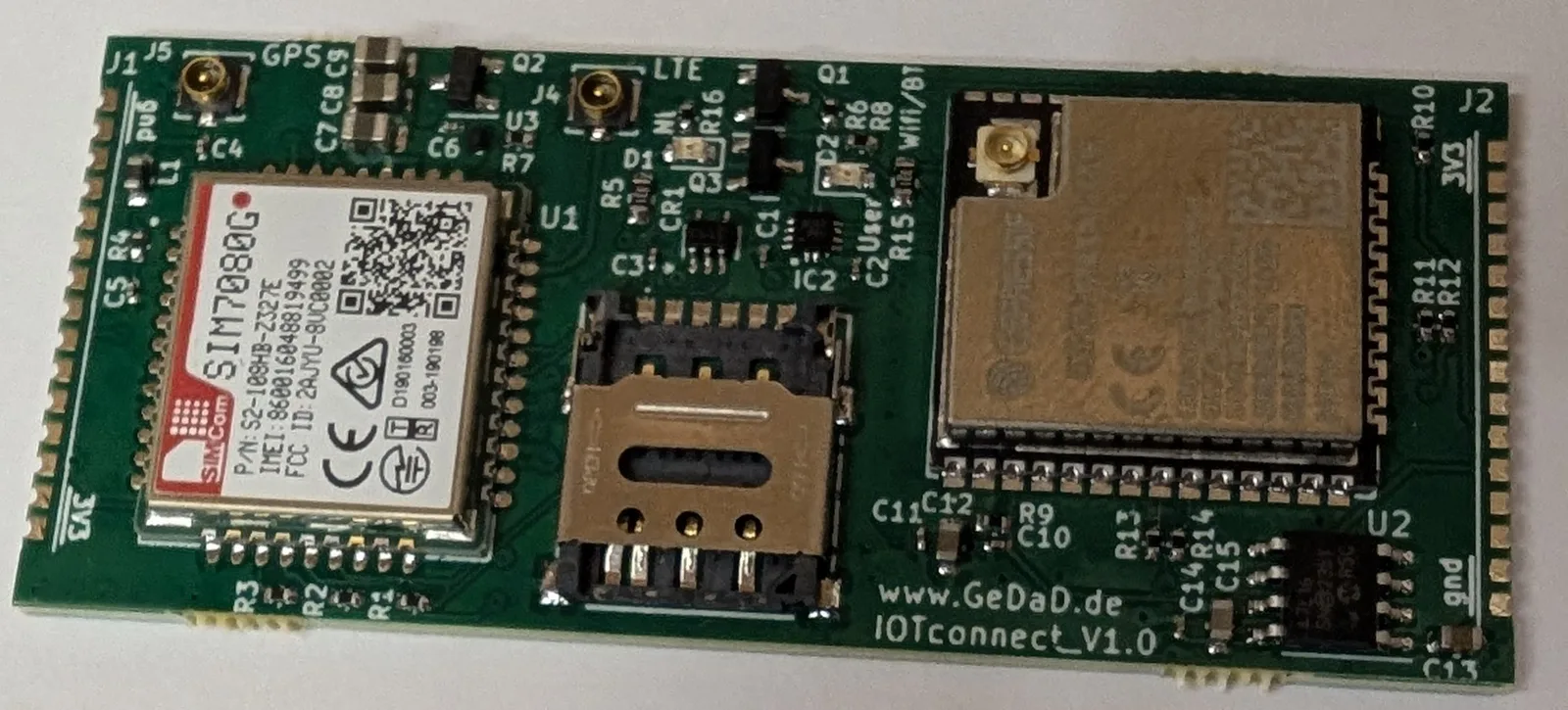 Bestückte Leiterplatte des IOTconnect OEM-Moduls von oben: links das SIM7080G-Mobilfunkmodul, in der Mitte der Nano-SIM-Halter, rechts das ESP32-WROOM-32UE mit Antennenbuchse, an den Längsseiten die Randkontakte