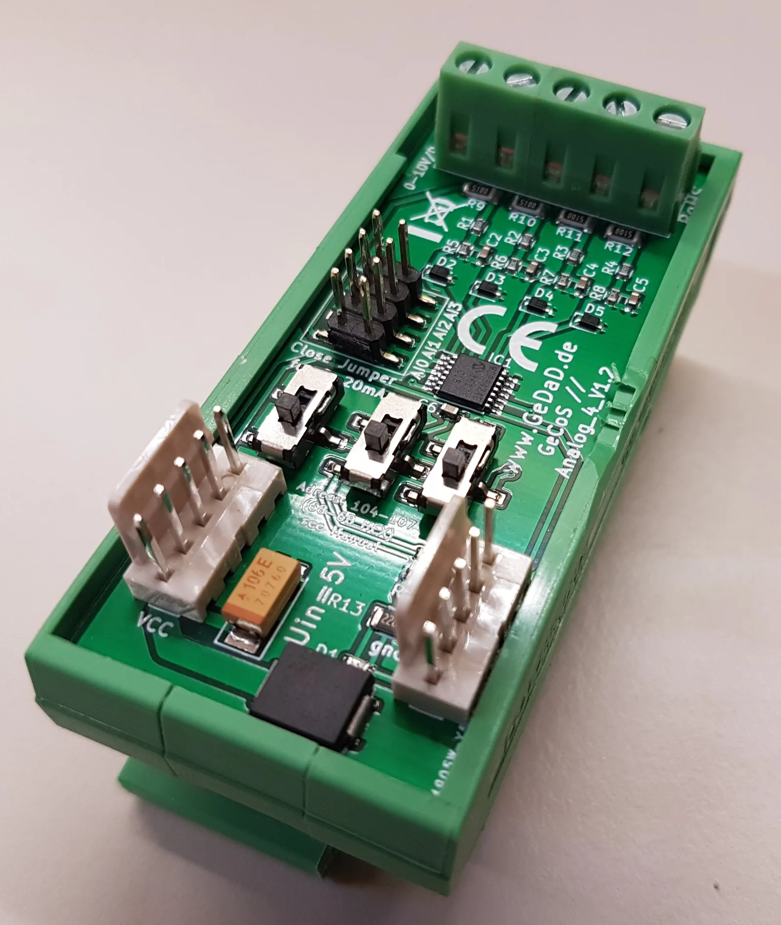 Foto des GeCoS I2C_Analog4 im Hutschienengehäuse