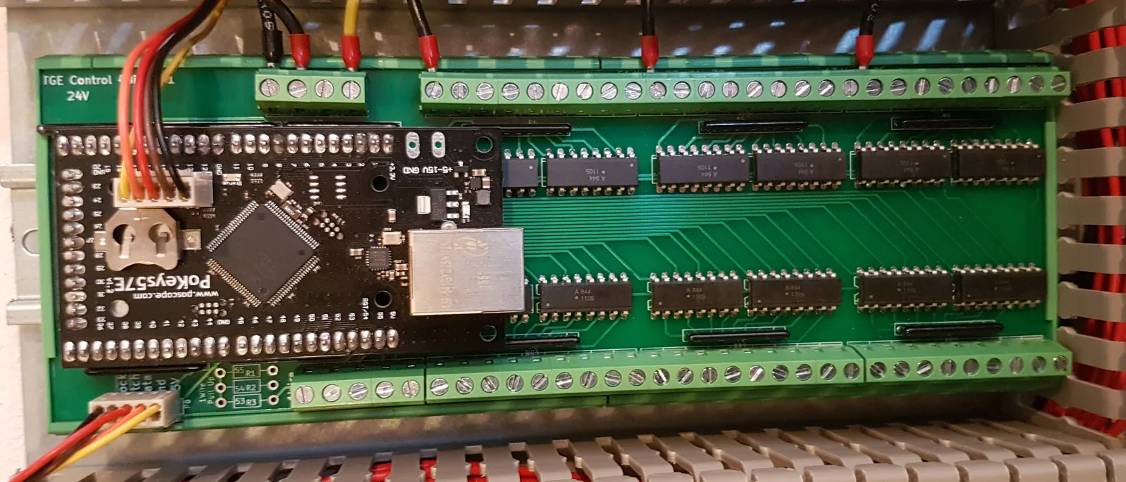 GeCoS PoKeys-48in-Platine mit aufgestecktem PoKeys 57E im Schaltschrank