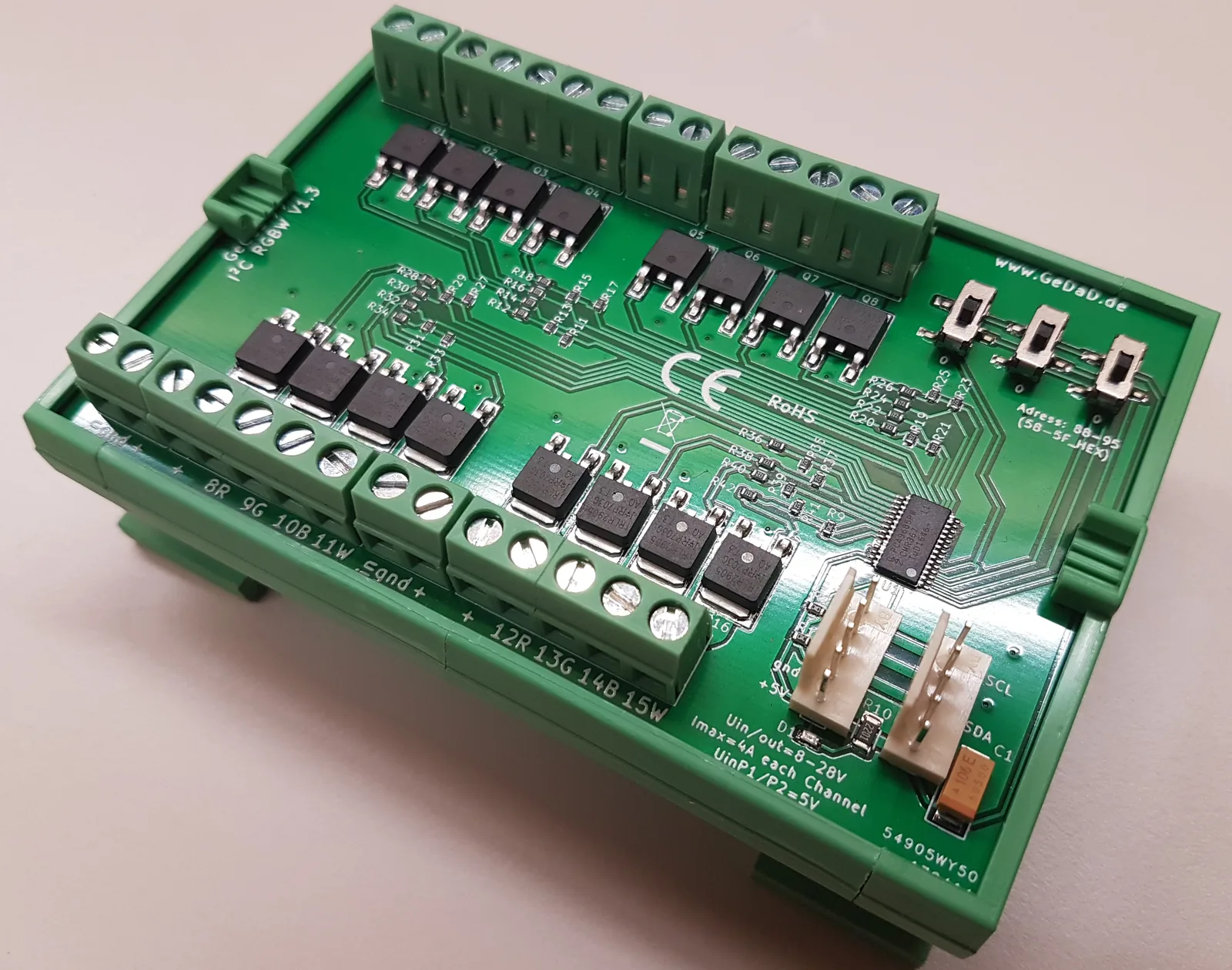 Foto des GeCoS I2C_RGBW16out im Hutschienengehäuse