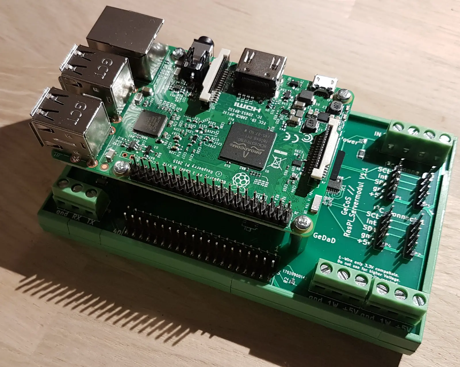 Foto des Servermoduls mit montiertem Raspberry Pi 3