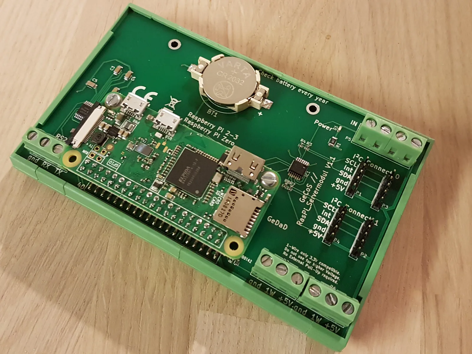 Foto des Servermoduls mit montiertem Raspberry Pi Zero und CR2032-Pufferbatterie