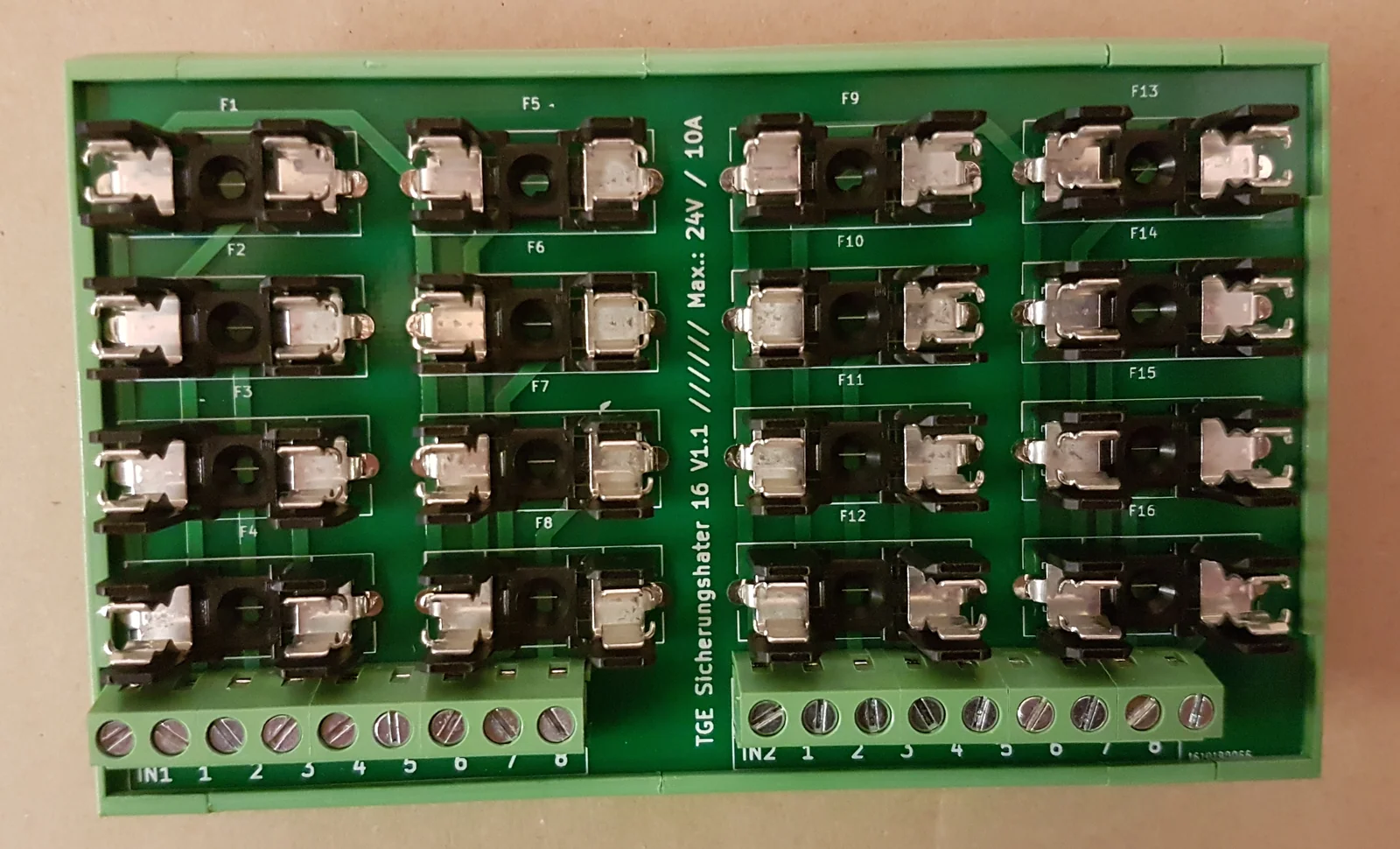 Foto des GeCoS Sicherungshalter 16 mit 16 Feinsicherungshaltern und zwei Einspeiseklemmen