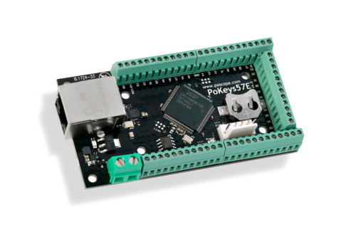 PoKeys 57E Ethernet-I/O-Adapter mit grünen Schraubklemmen