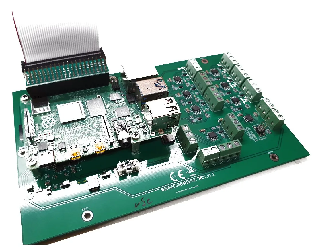 Marine Control Server mit aufgesetztem Raspberry Pi, verbunden über das 40-polige Flachbandkabel, rechts die grünen Schraubklemmen der Schnittstellen