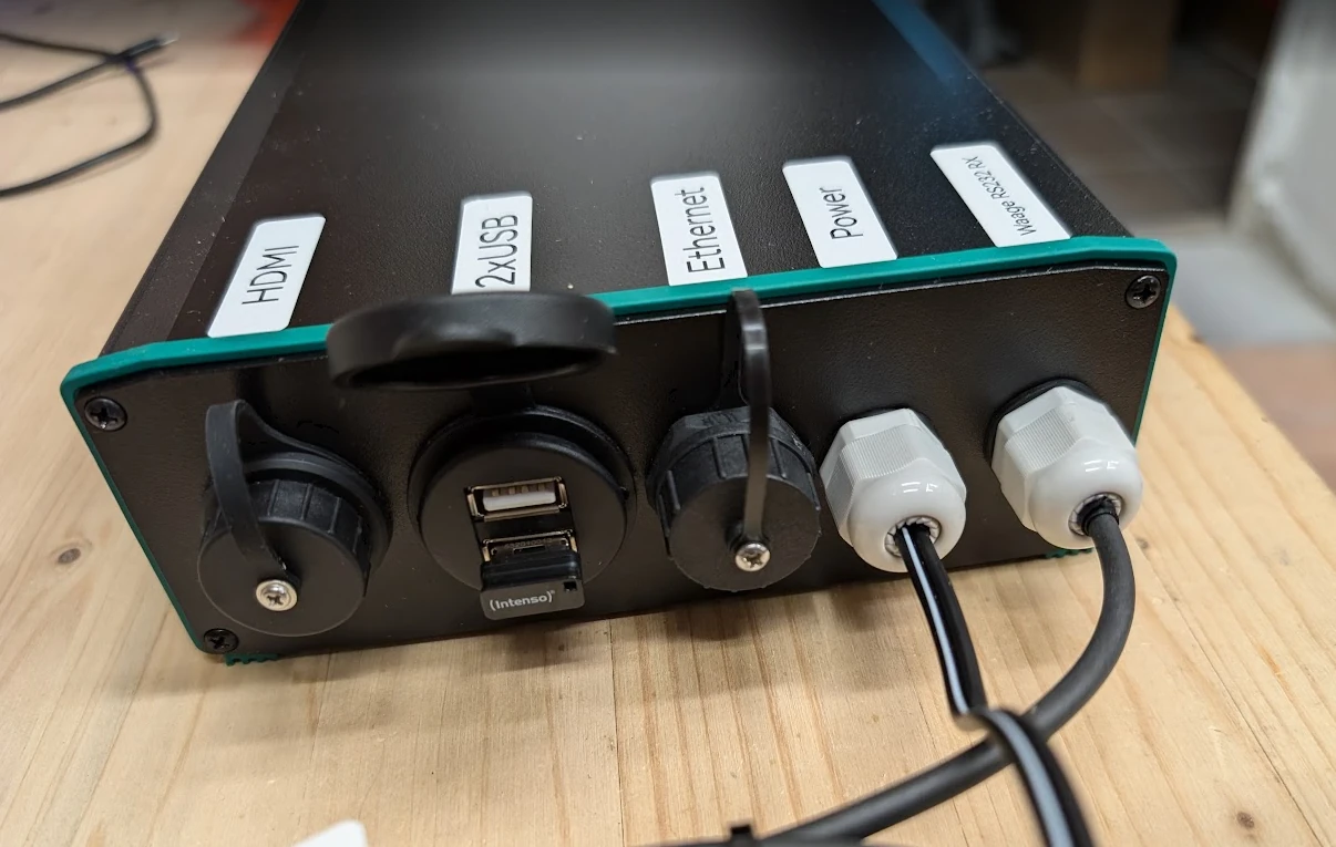 Anschlussseite des Weightcontrollers mit beschrifteten Buchsen für HDMI, zwei USB, Ethernet, Power und die RS232-Leitung zur Waage