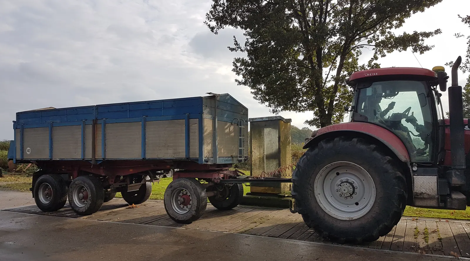Traktor mit beladenem Anhänger steht auf einer Fahrzeugwaage